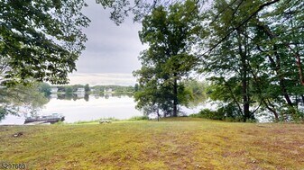 368 Lake Shore S in Montague, NJ - Building Photo