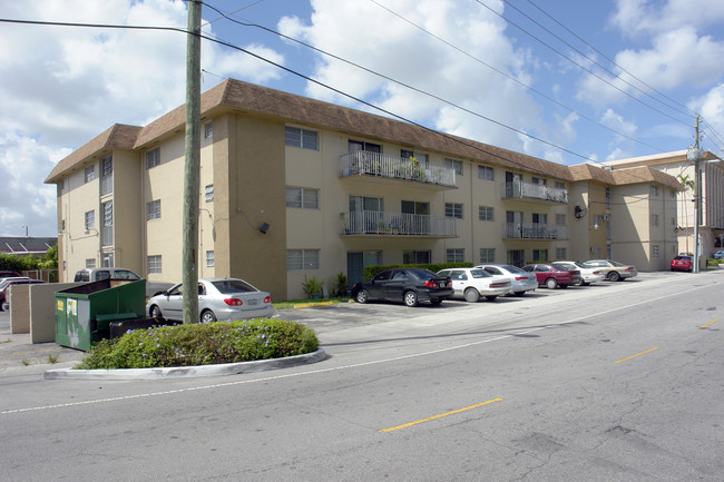 West Land Apartments in Hialeah, FL - Building Photo - Building Photo