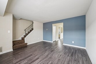 Harbor Estates Townhomes in Essex, MD - Foto de edificio - Building Photo