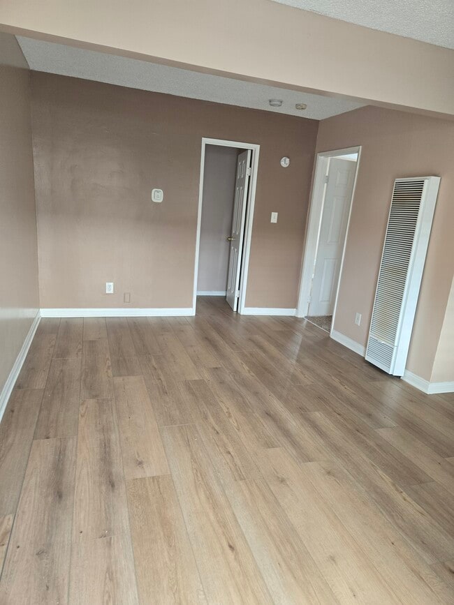 5723 Hazeltine Ave, Unit #2 in Los Angeles, CA - Building Photo - Building Photo