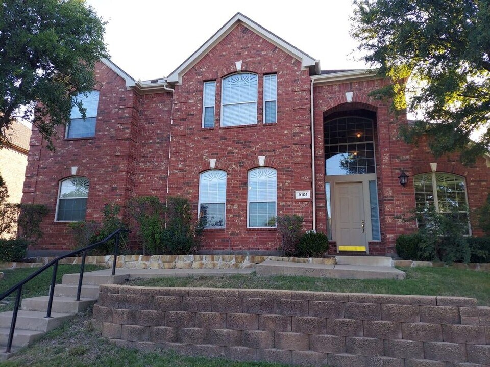 9101 Forest Hills Dr in Irving, TX - Building Photo