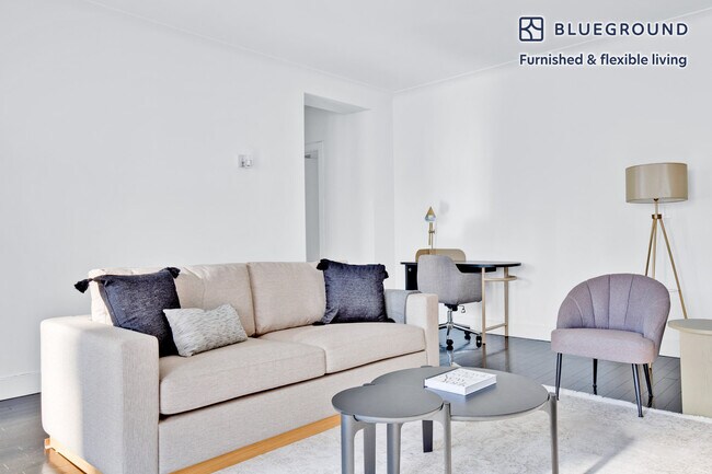 15 W 55th St in New York, NY - Building Photo - Building Photo