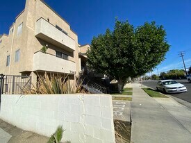 7349 Balboa Blvd in Los Angeles, CA - Building Photo