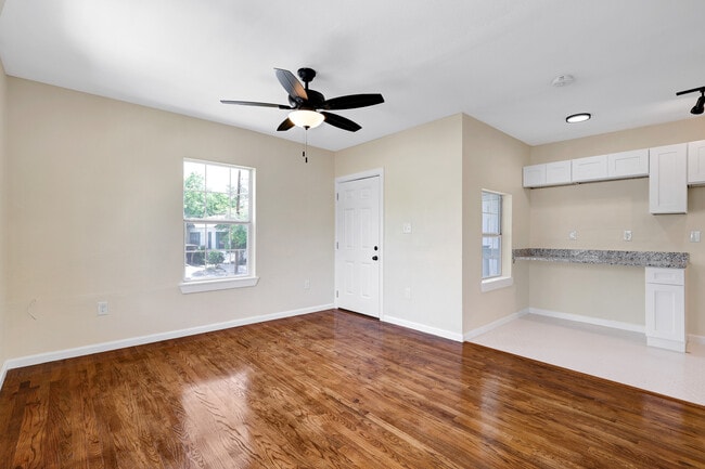 834 W Russell Pl, Unit 1 in San Antonio, TX - Building Photo - Building Photo