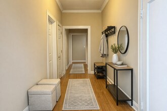 1070 W Granville Ave, Unit 10 in Chicago, IL - Foto de edificio - Building Photo