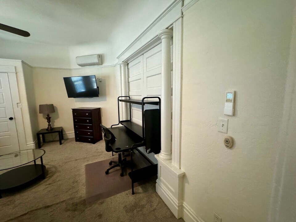 102 W Fulton St in Stockton, CA - Building Photo