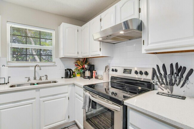 3410 Green Briar Cir in Gulf Breeze, FL - Building Photo - Building Photo