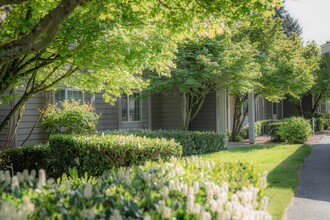 Sunset Gardens Apartments in Steilacoom, WA - Foto de edificio - Building Photo