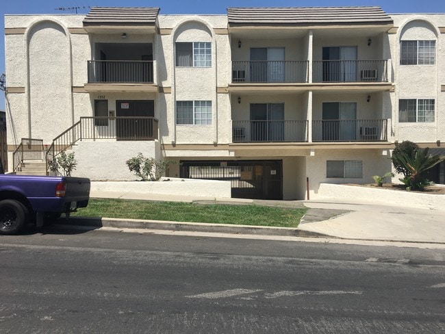 1357 Armadale Ave, Unit 108 in Los Angeles, CA - Building Photo - Building Photo