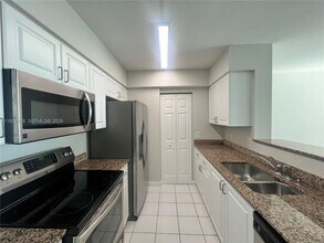 1155 Brickell Bay Dr, Unit 1607 in Miami, FL - Building Photo - Building Photo