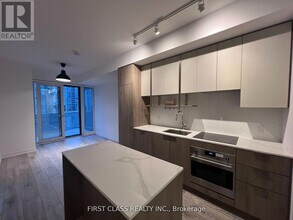 15 Holmes Ave in Toronto, ON - Building Photo - Building Photo