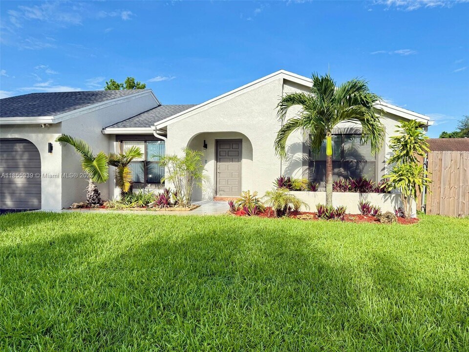 5259 SW 117th Ave in Cooper City, FL - Building Photo