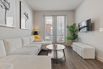 5820 1/2 Cameron Rd in Austin, TX - Foto de edificio - Building Photo