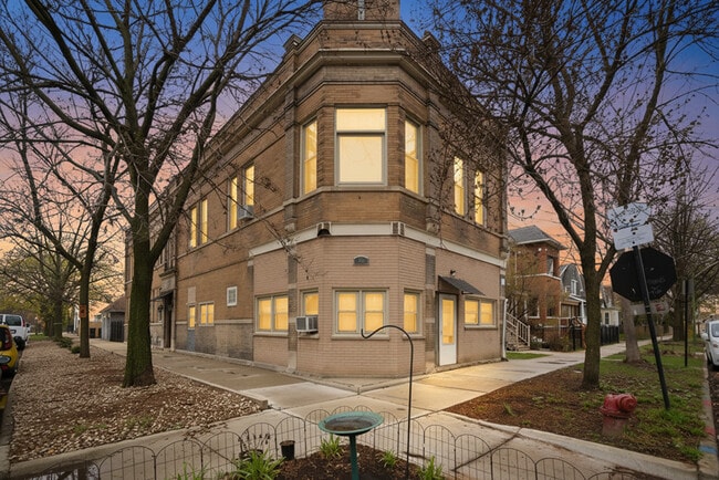 2900 N Richmond St, Unit 1R, Unit 1R