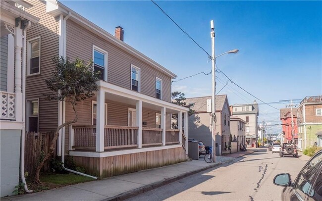 11 Young St in Newport, RI - Foto de edificio - Building Photo