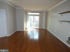 2465 Army Navy Dr in Arlington, VA - Building Photo - Building Photo