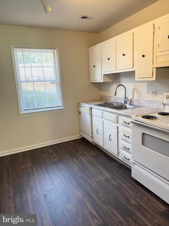 property at 413 Olde Greenwich Cir