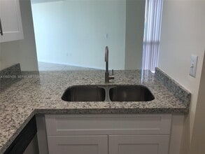 6995 NW 186th St in Hialeah, FL - Foto de edificio - Building Photo