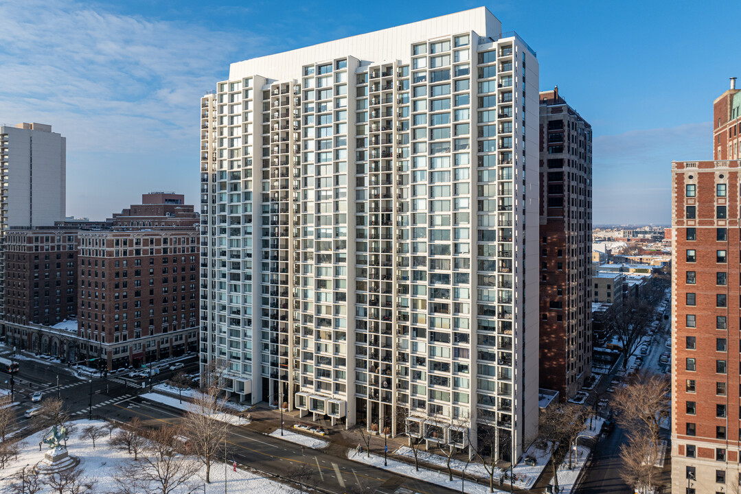 Harbor House in Chicago, IL - Building Photo