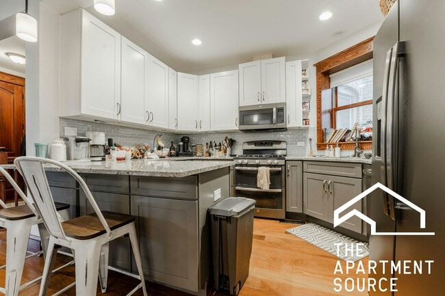 property at 1019 W Oakdale Ave