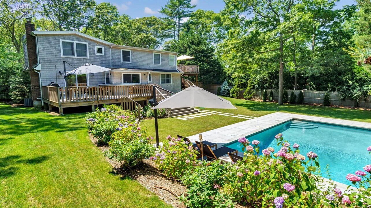 18 Bayview Rd in Southampton, NY - Building Photo