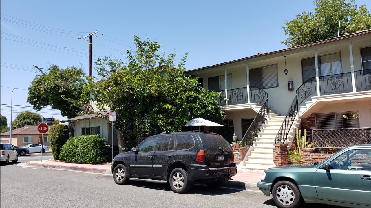 6300 Whitsett Ave in North Hollywood, CA - Building Photo