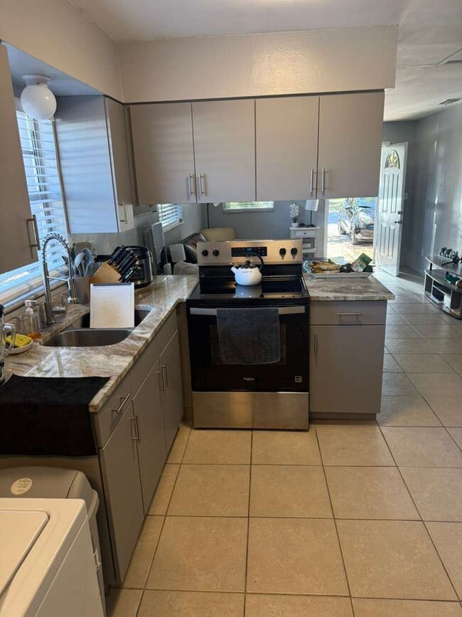 38603 Naomi Ave in Zephyrhills, FL - Building Photo - Building Photo