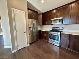 6706 Black Oil Dr in Las Vegas, NV - Building Photo