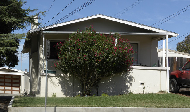 1724 D St in Hayward, CA - Foto de edificio - Building Photo