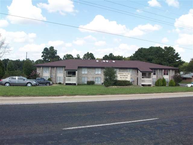 305 Lakewood Dr in Mount Pleasant, TX - Building Photo