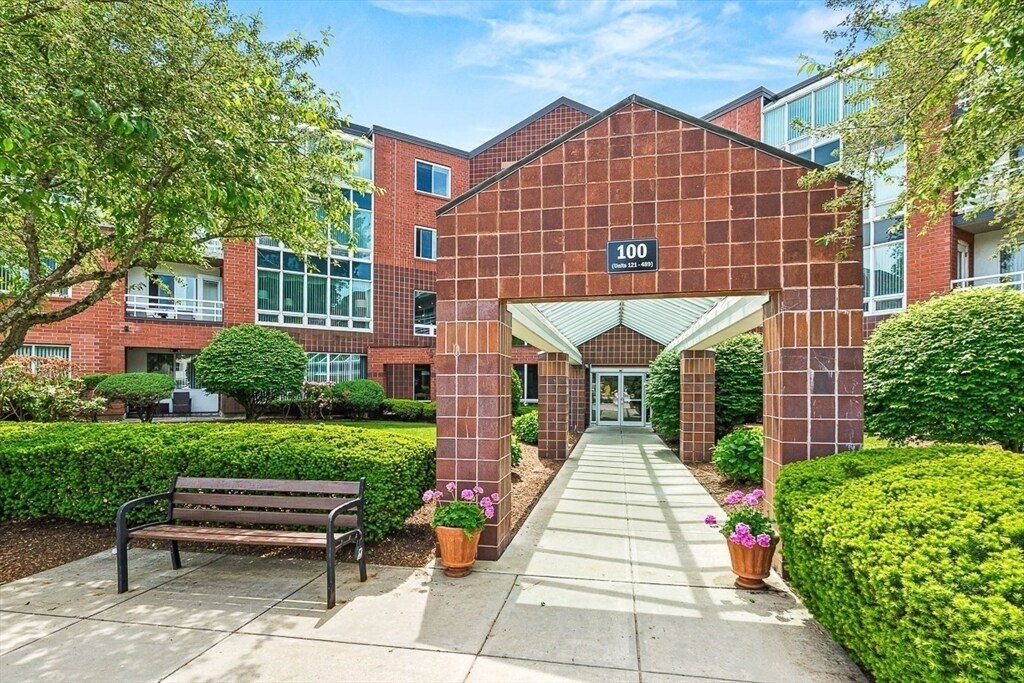 100 Place Ln in Woburn, MA - Building Photo