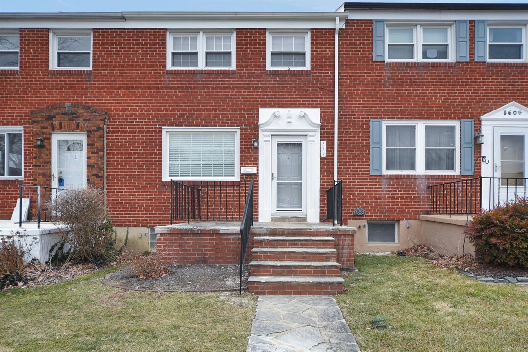 8602 Ellen Ct in Parkville, MD - Building Photo