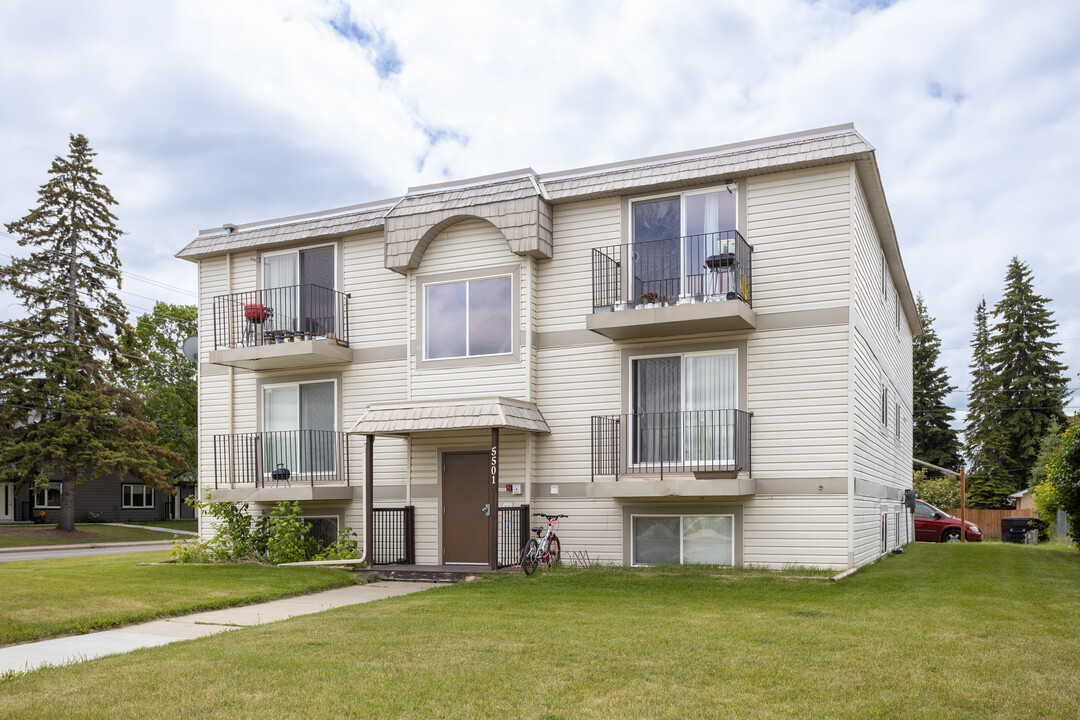 5501 37 St in Red Deer, AB - Building Photo