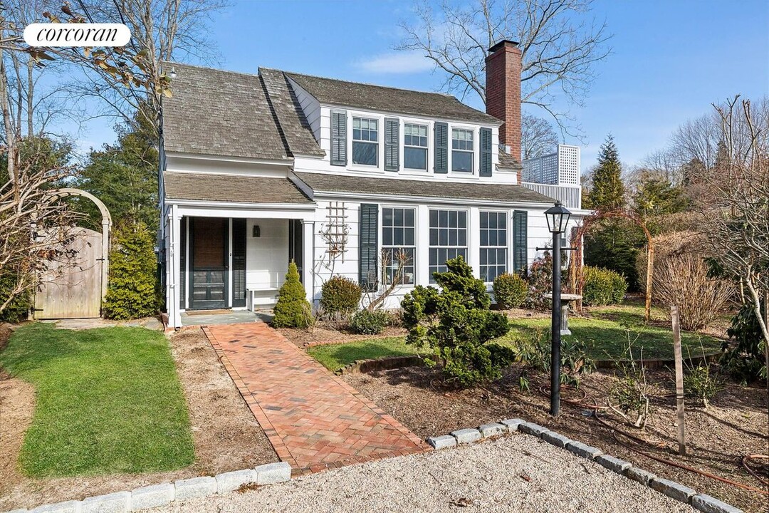 393 Hill St in Southampton, NY - Building Photo