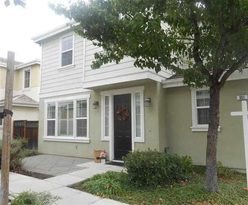 301 Toyon Ln in Vacaville, CA - Foto de edificio