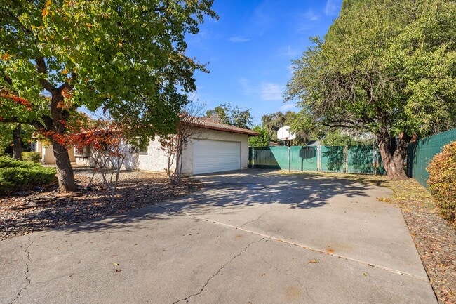 1096 Corino Real Ct in Chico, CA - Building Photo - Building Photo