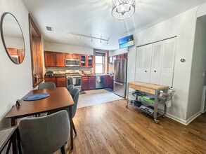 559 W Surf St in Chicago, IL - Building Photo - Building Photo