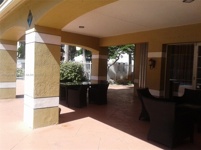 430 S Park Rd, Unit 3-204 in Hollywood, FL - Building Photo - Building Photo