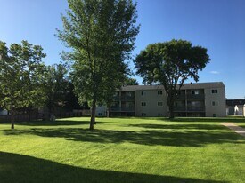 Ninth Street North Apartments in Wahpeton, ND - Building Photo