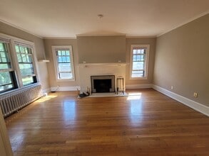 2541 N Lake Dr, Unit Upper in Milwaukee, WI - Foto de edificio - Building Photo