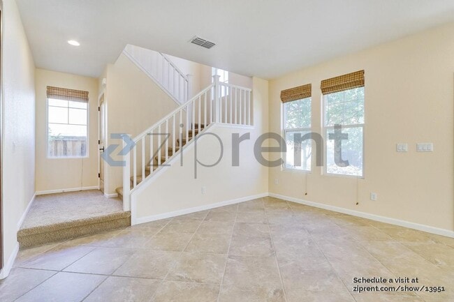 704 Moore Way in Folsom, CA - Building Photo - Building Photo