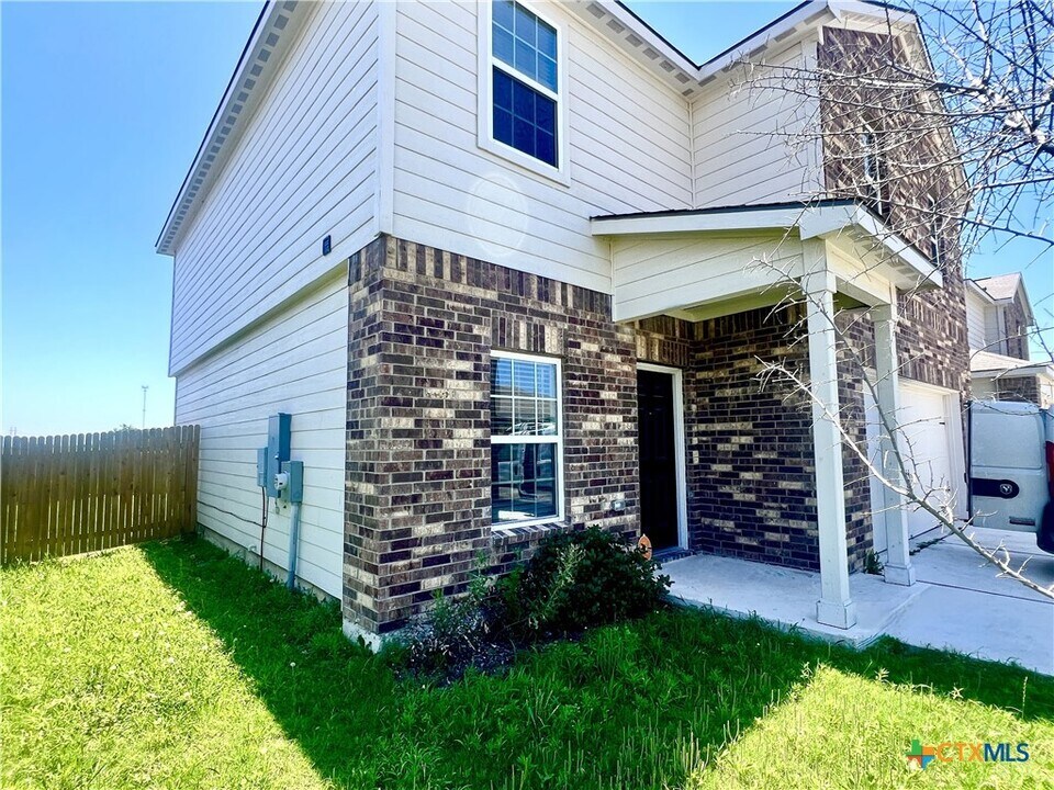 521 Riverdale Dr in Jarrell, TX - Foto de edificio