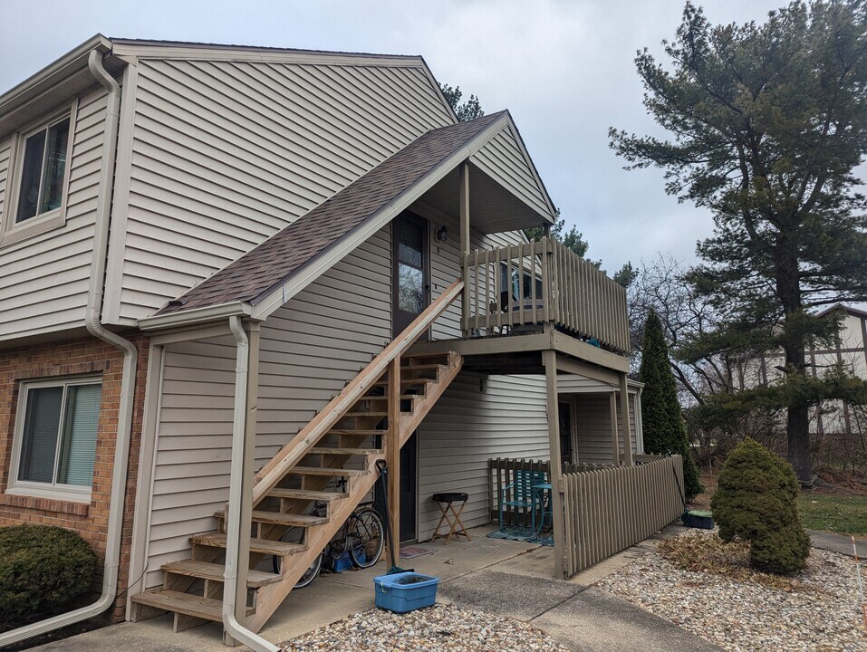1613 Lyndhurst W Dr in Savoy, IL - Building Photo