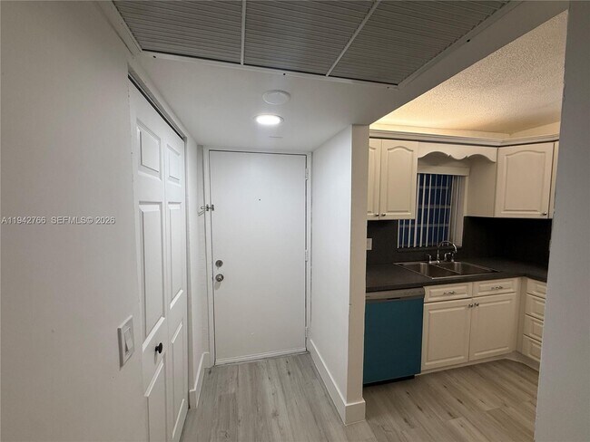 9470 Live Oak Pl in Davie, FL - Building Photo - Building Photo