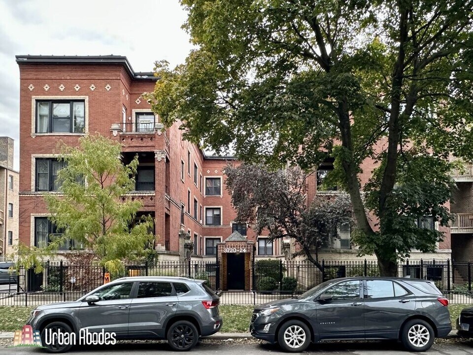 3722 N Sheffield Ave, Unit J06W in Chicago, IL - Building Photo