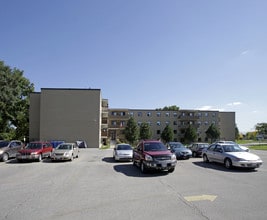 The Maple View Apartments in Halton Hills, ON - Building Photo - Building Photo