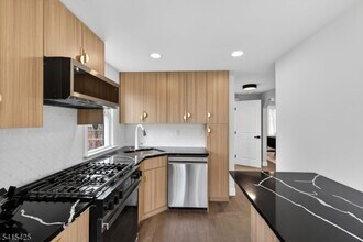 21 Lombardy Pl in Maplewood, NJ - Building Photo - Building Photo