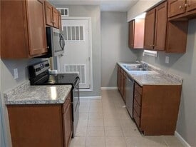 901 S Independence St in Harrisonville, MO - Building Photo