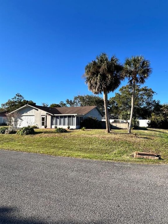 15 Clark Ln in Palm Coast, FL - Building Photo