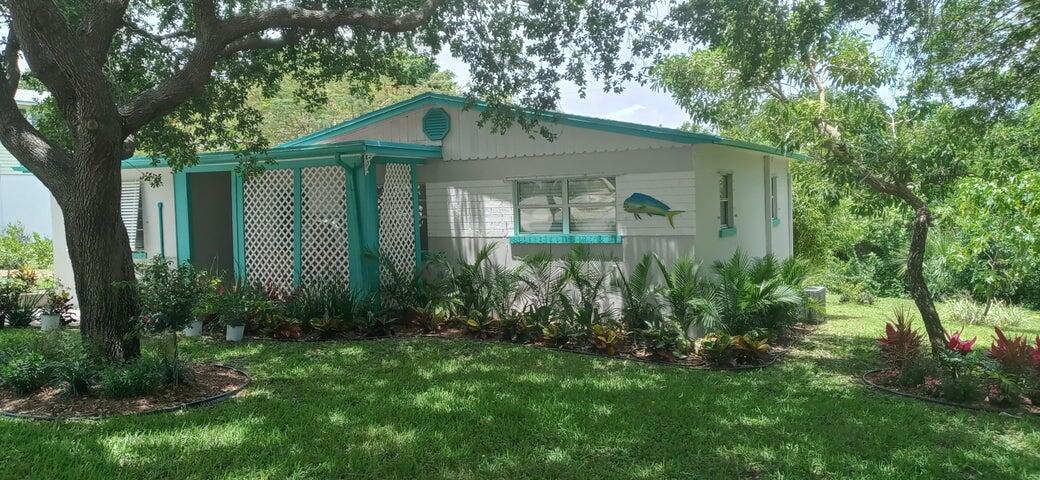 1933 NE Lake Pl in Jensen Beach, FL - Foto de edificio